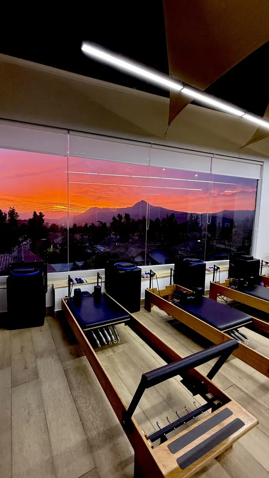 Sala de Pilates Reformer de Nativo al atardecer.