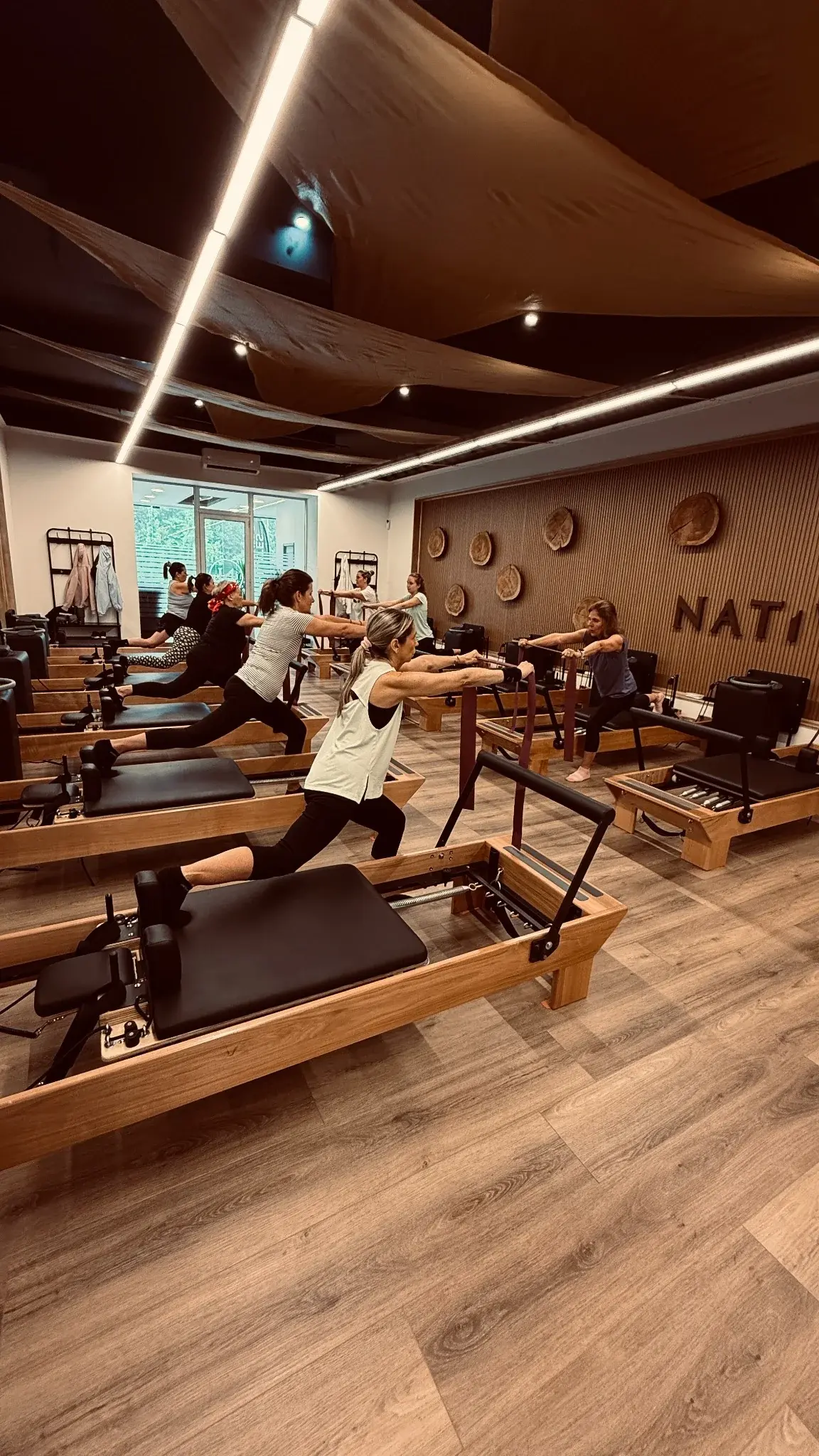 Sala de la sede Av. La Plaza / Asis durante una clase de Pilates Reformer.